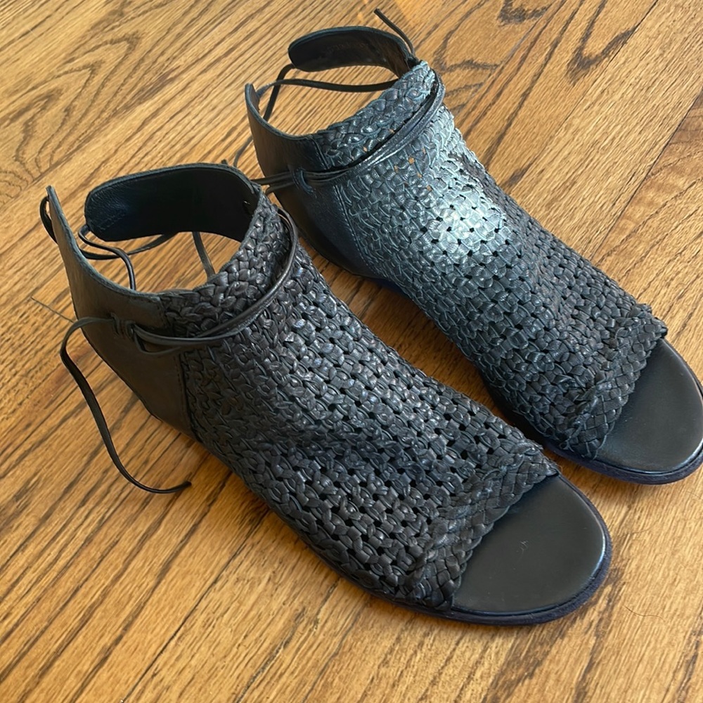Ld Tuttle sandals